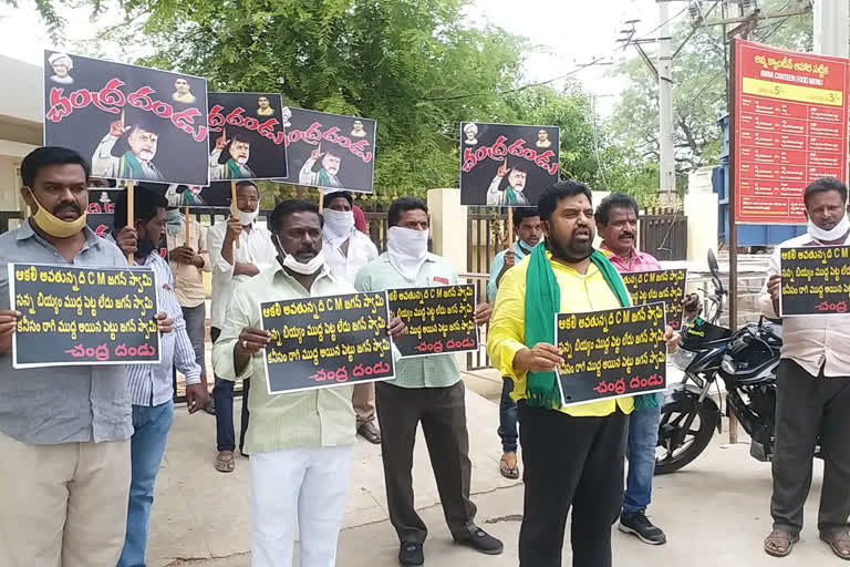 tdp activists protest at ananthapur for anna canteen