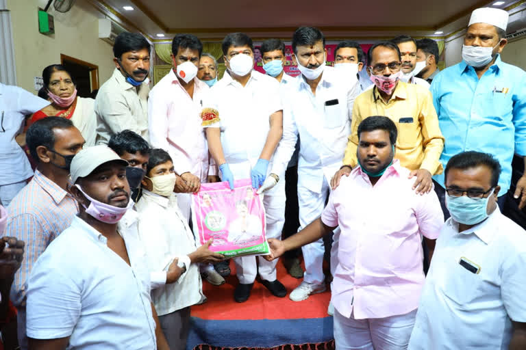 Warangal East MLA Nanpaneni Narendar Distributes Essential goods for Poor peoples