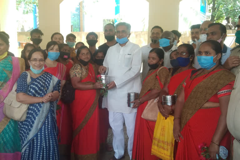 Basavaraja horatti distributes lunch box to Corona Warriors in Hubballi