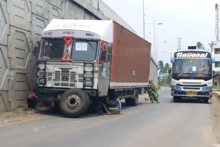 accidnet in vizianagaram dst lorry damaged