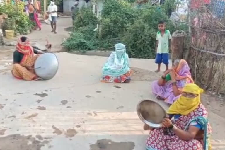 gadchiroli women agitation  gadchiroli agitation against liquor  gadchiroli liquor news  गडचिरोली लेटेस्ट न्युज  गडचिरोली दारूविक्री न्युज  गडचिरोली महिला आंदोलन