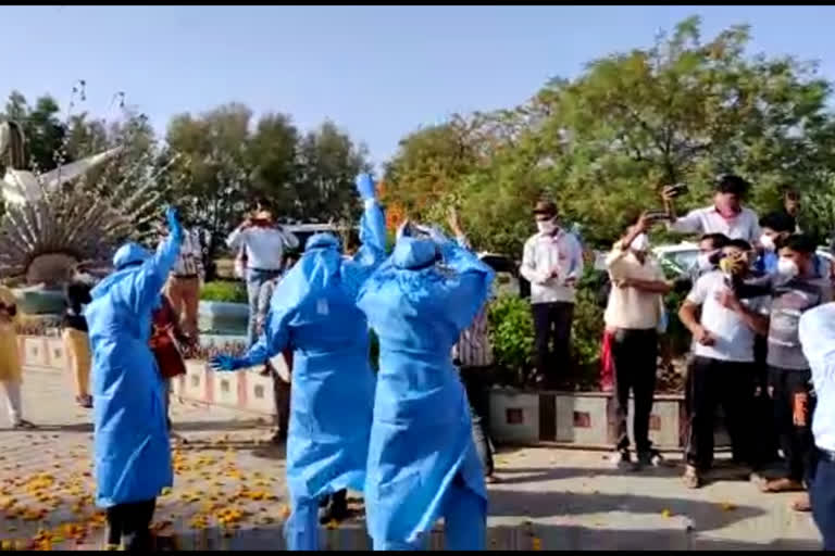 Health workers danced to the happiness of Corona patients being discharged