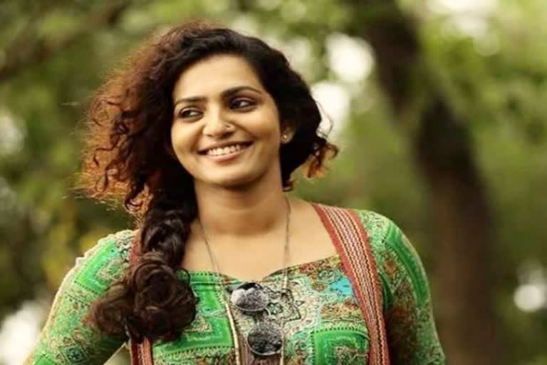 actress Parvathy Thiruvothu tries has hand in directing