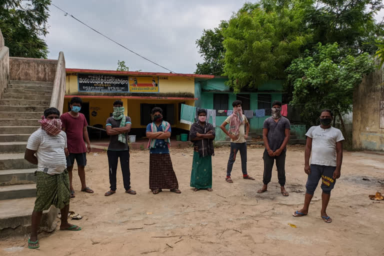 migrate workers protest in srikakulam dst ichapuram mandal abut lack of sanitation facilities