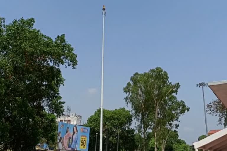 People are angry with removal of tricolor from station in Giridih