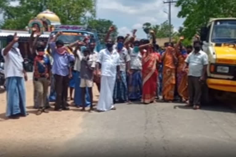 dindigul people protest against sand lorries which caused an accident to an old woman