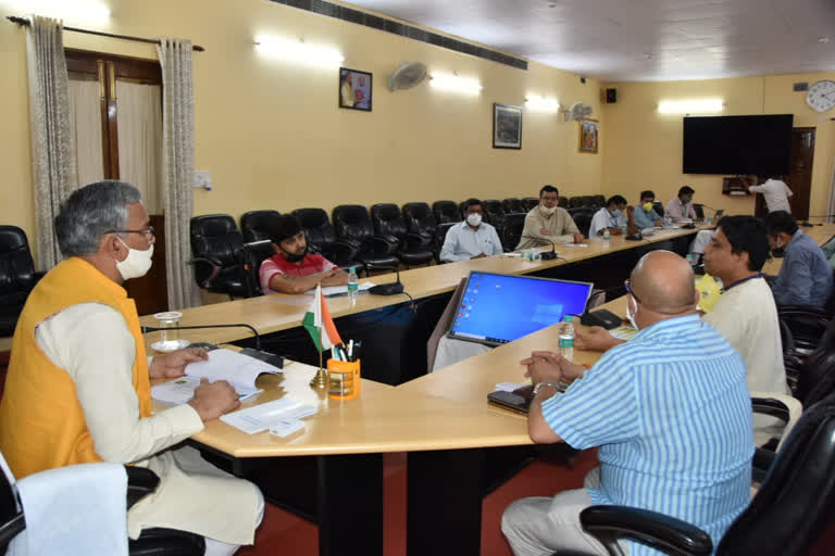 CM Rawat holds meeting with officials