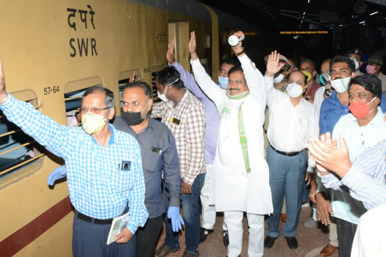 Migrant workers boarded the Gorakhpur Shramik train from Belgaum