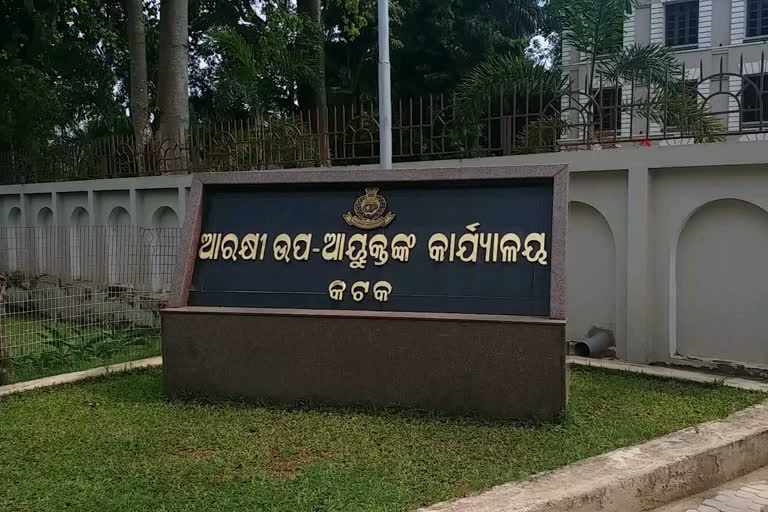 rule breakers increasing number in cuttack, cuttack latest news, restriction rule violation in cuttack, fine to rule breakers in cuttack, cuttack police and rule breakers clash, କଟକରେ ଅମାନିଆର ରାଜ, ତଣ୍ଡ ଗଣୁଛନ୍ତି ନିୟମ ଅମାନ୍ୟକାରୀ, କଟକ ଲାଟେଷ୍ଟ ନ୍ୟୁଜ୍‌, କଟକରେ ପୋଲିସ ଓ ଅମାନିଆଙ୍କ ଟଣା ଓଟରା, କଟକରେ କଟକଣା ନିୟମ ଉଲଙ୍ଘନ