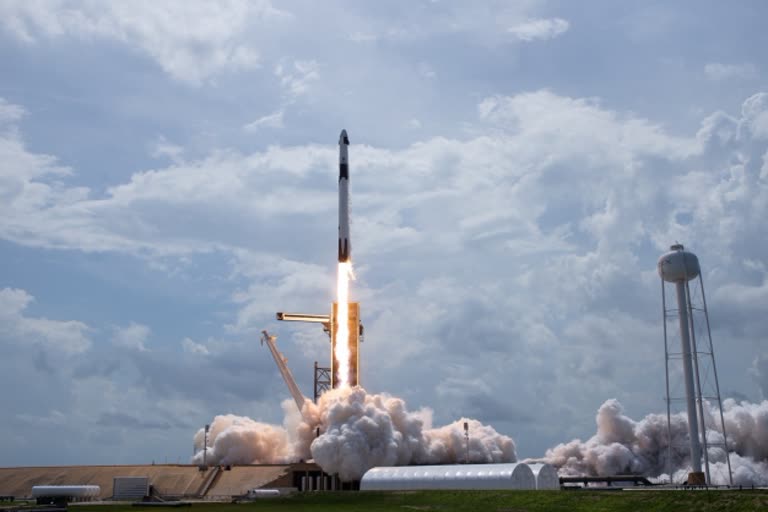 nasa-successfully-launches-spacex-dragon-capsule