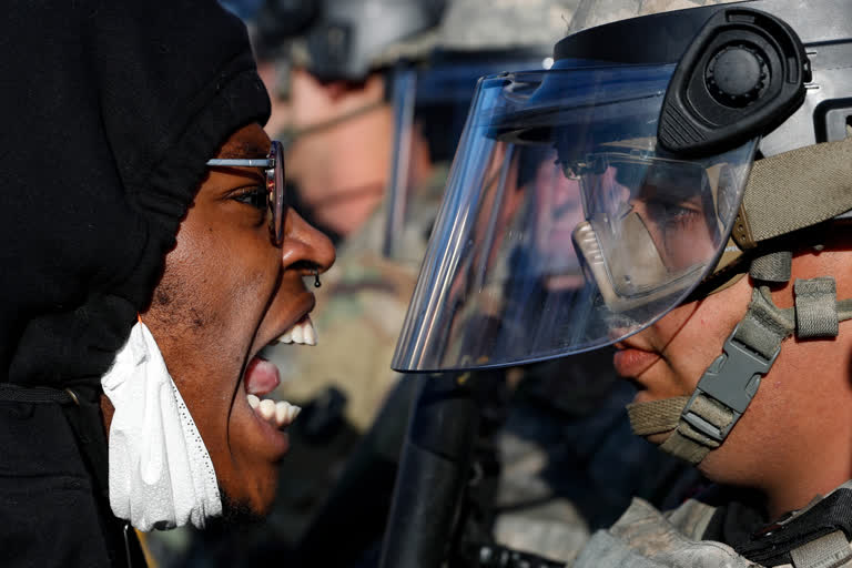 tear-gas-and-burning-cars-in-us-cities-after death of George Floyd