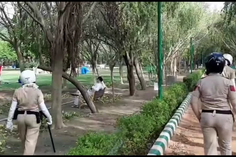 dwarka police scooty patrolling team aware people over corona at park