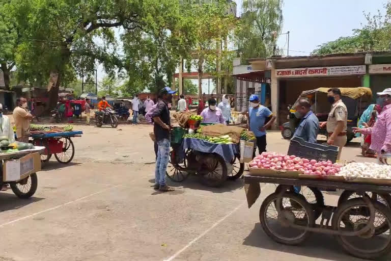 The police station in-charge will listen to the minds of small traders in hoshangabad