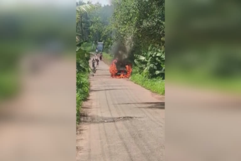 ഓടിക്കൊണ്ടിരുന്ന കാര്‍ കത്തിനശിച്ചു വണ്ടൂർ അമ്പലപ്പടി ശിവ ക്ഷേത്രം കാര്‍ കത്തിനശിച്ചു malappuam running car catches fire in malappuam