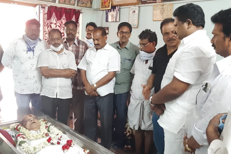 The leaders pay tribute to Kudupudi Pattabi at ravulapalem in east godavari district