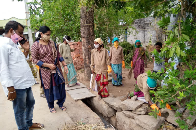 municipal-chairperson-shylaja-manthani-cleaned-up-the-surroundings-at-his-house