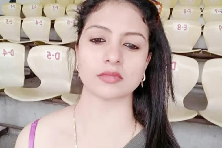 hasin jahan share bold photo with mohammaed shami and trolls him