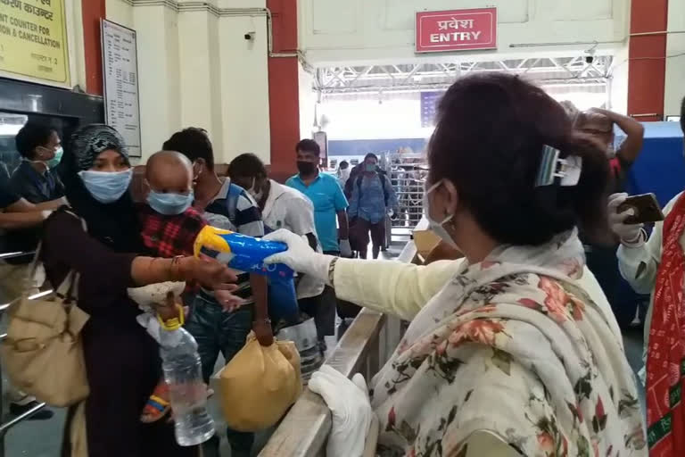 Shilpa Chaudhary distributes sanitary pads to women at Charbagh railway station of Lucknow