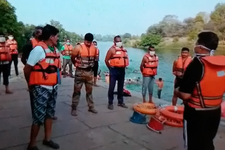 soldiers are being trained to deal with flood