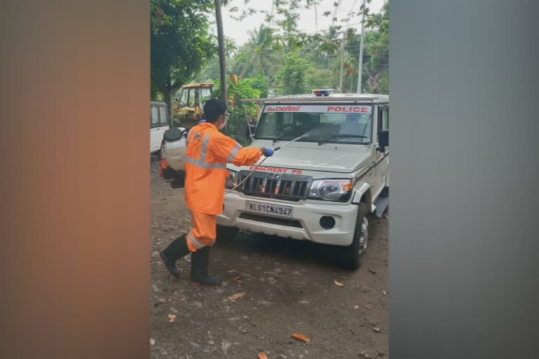 എടച്ചേരി പൊലീസ് സ്റ്റേഷൻ  പൊലീസുകാർ ക്വാറന്‍റൈനില്‍  എടച്ചേരി സ്റ്റേഷൻ വാർത്ത  ക്വാറന്‍റൈൻ വാർത്തകൾ  ആരോഗ്യവകുപ്പ്  edacheri police station news  police officers quarantine news  covid updates news  quarantine news updates  kozhikode covid news