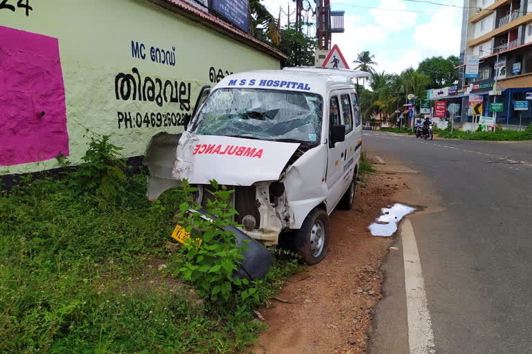 ambulance accident in mc road  pathanamthitta news  പത്തനംതിട്ട വാര്‍ത്തകള്‍  എംസി റോഡ്