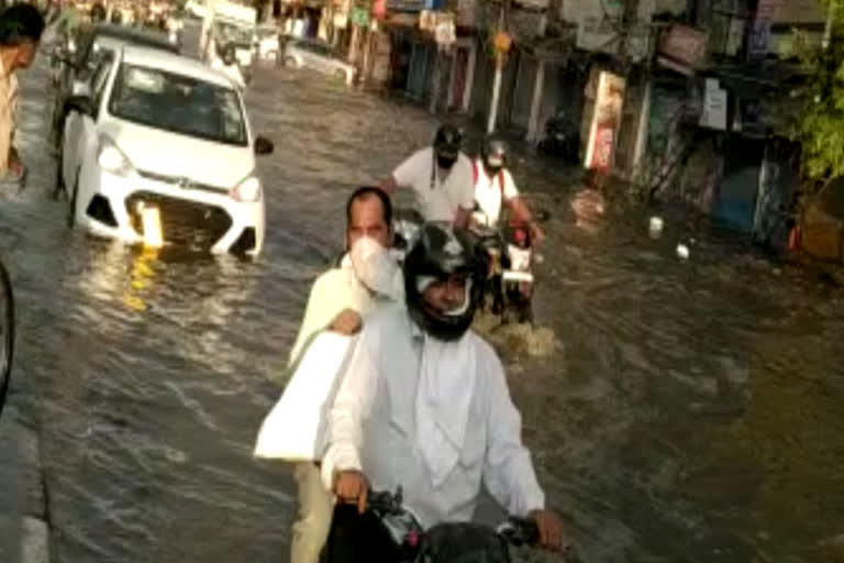 Mehrauli-Badarpur road transformed into a pond