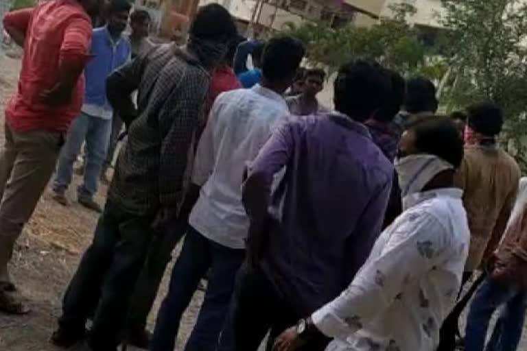 Two groups of people clash in Andhra's Vijayawada  Vijayawada  andra  Amaravati  two groups attacked  വിജയവാഡ  Vijaywada  ആന്ധ്ര  ആന്ധ്രയിലെ വിജയവാഡയിൽ ഇരു സംഘങ്ങൾ ഏറ്റുമുട്ടി  പൊലീസ്  ആന്ധ്ര