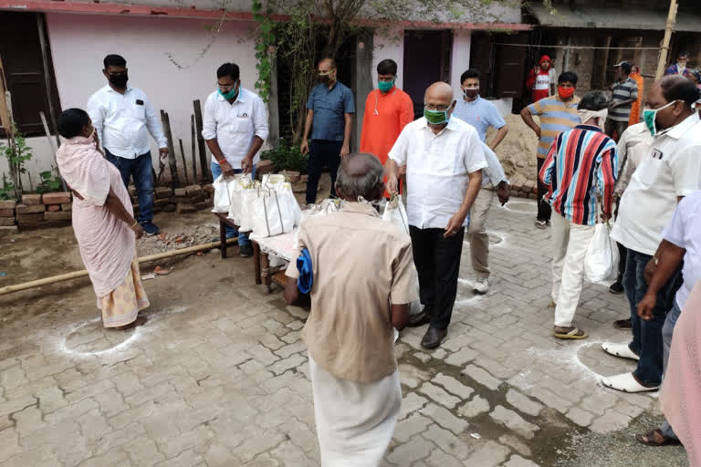 bjm distributed raw ration in jamshedpur, बीजेएम ने किया भोजन वितरण