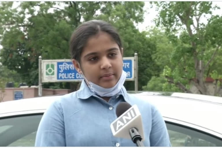 12-year-old Noida girl breaks piggy bank to help fly 3 migrant labourers to their home state