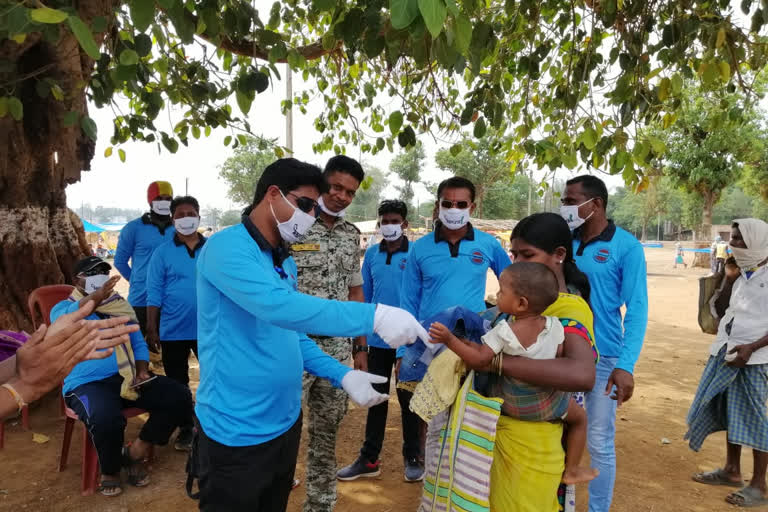 narayanpur-karuna-foundation-distributing-food-and-masks-in-weekly-market