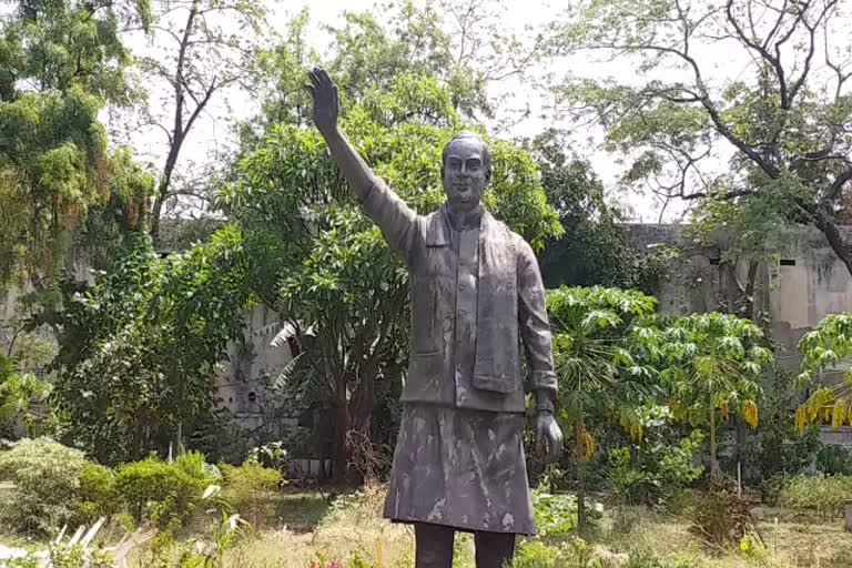 statue of Rajiv Gandhi in Jogi bungalow