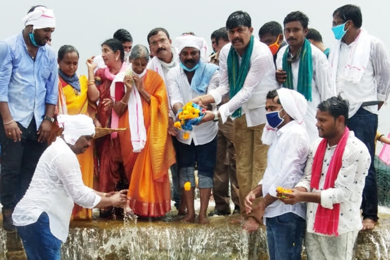 mla rasamayi participated in Rajanna Sircilla bonalu festival