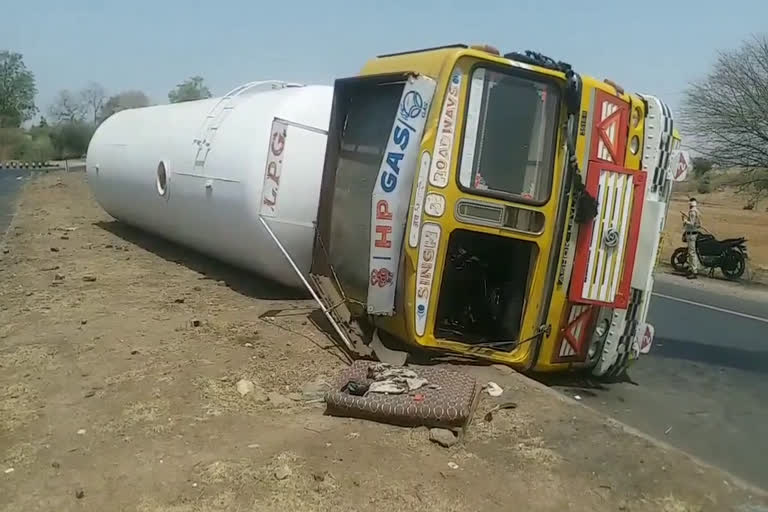 lpg-gas-tanker-coming-from-gujarat-overturned-in-jhabua