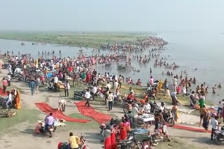 crowd on ghats