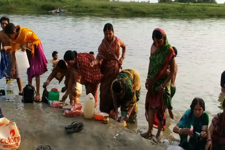 साहिबगंज: श्रद्धालुओं ने की गंगा की पूजा अर्चना