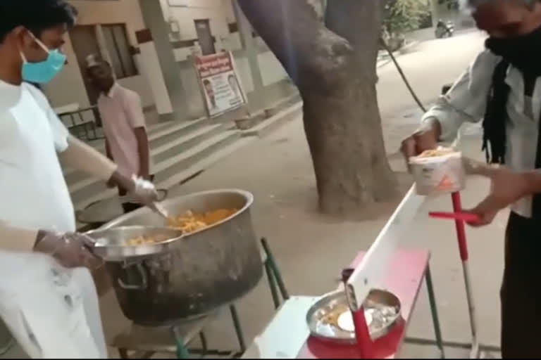 pryatan india art foundation distributing food to needy