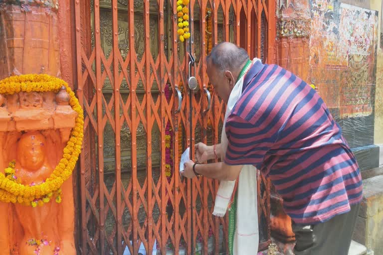 मुरादों की पर्ची बांधते श्रद्धालु.