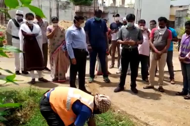 collector sharth kumar visited cleaning programs in kamareddy