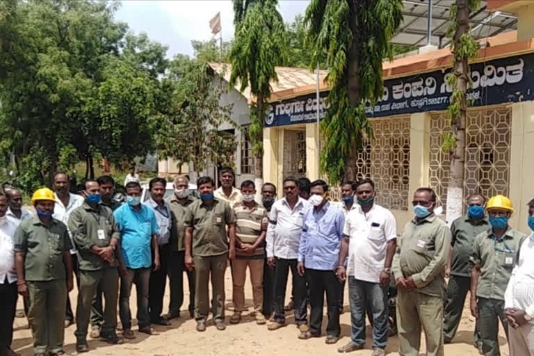 Jesscom employees protest in Kushtagi