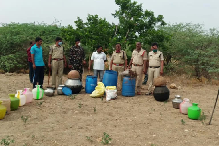 నాటుసారా స్థావరాలపై దాడులు... వ్యక్తి అరెస్ట్​