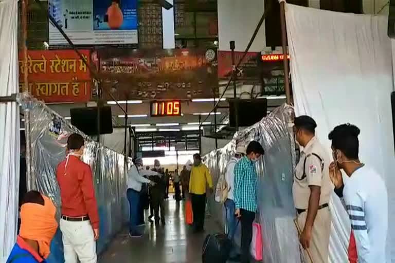 three-special-trains-passed-from-raipur-station