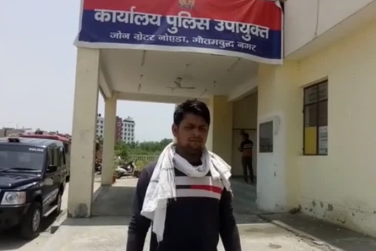 पुलिस ने युवक को बुरी तरह पीटा