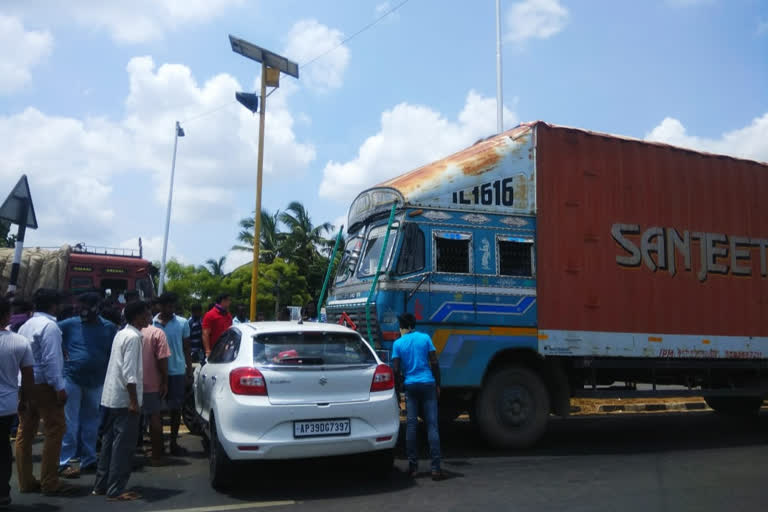 road accident at Jaggampeta National Highway in East Godavari District