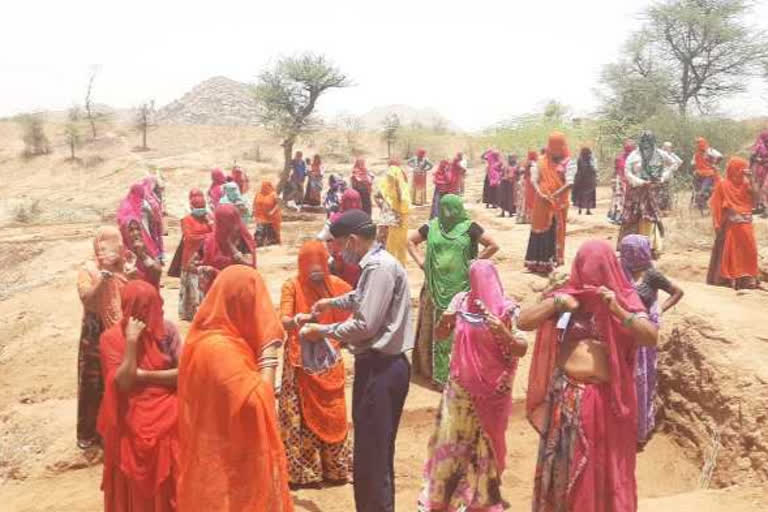 नरेगा मजदूरों को मास्क वितरित, masks distributed to NREGA laborers