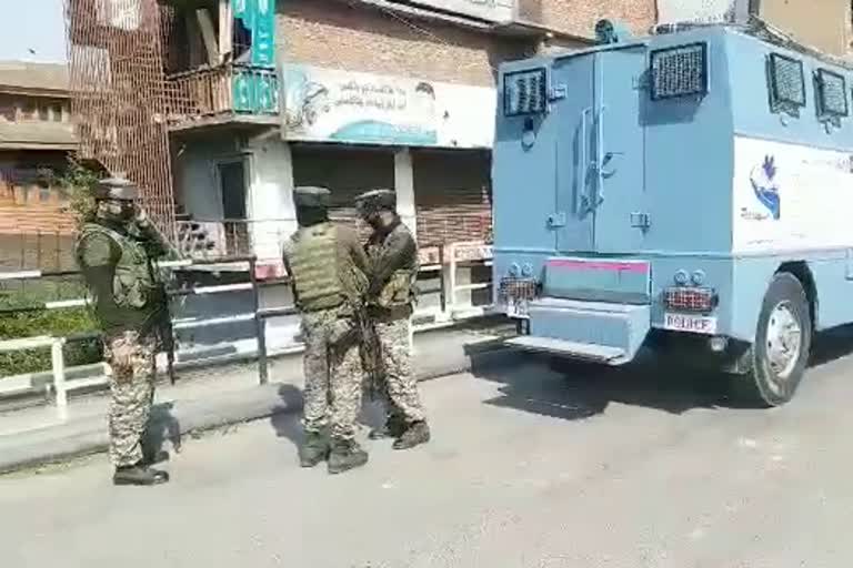 کشمیر میں سیکورٹی فورسز کے اعلیٰ افسران نے رواں برس عسکریت پسندوں کی طرف سے کاروائیاں تیز کرنے کا عندیہ دیتے ہوئے کہا ہے کہ پاکستان کی طرف سے بھی وادی میں سرحد اور لائن آف کنٹرول سے عسکریت پسندوں کو بھیجنے کی کوشش جاری ہیں۔  رواں سال کے شروعات سے ہی وادی میں عسکریت پسندوں کے خلاف کارروائی میں سرعت لائی گئی ہے جس میں اعلیٰ عسکری کمانڈر ہلاک کئے گئے ہیں۔ اس کے جواب میں عسکریت پسندوں نے سیکورٹی فورسز پر کئی حملے بھی کیے ہیں جن میں 25 سے زائد سیکورٹی اہلکار بھی ہلاک ہوئے ہیں۔  بڑھتے حملوں کے پس منظر میں مرکزی سرکار نے سی آر پی ایف اہلکاروں کی حفاظت کیلئے مزید سامان فراہم کرنے کا فیصلہ کیا ہے۔  سرکار نے کہا ہے کہ کشمیر میں تعینات سی آر پی ایف اہلکاروں کو 42 ہزار بلیٹ پروف جاکیٹ (Bullet Proof Jacket) اور 170 آرمڈ گاڑیاں فراہم کی جا رہی ہیں جس کی انکی حفاظت مزید مضبوط ہوگی۔  سرکاری افسران کا کہنا ہے کہ نکسل متاثرہ علاقوں میں بھی سی آر پی ایف کو اس سامان سے لیس کیا جائے گا۔  انکا مزید کہنا ہے کہ سی آر پی ایف کو 80 ایسی جدید گاڑیاں فراہم کی جا رہی ہیں جس سے اہلکار گرینیڈ، گولیاں اور سنگ باری کے حملوں کے دوران محفوظ رہ سکیں گے۔  سرکاری عہدیداروں کا کہنا ہے کہ بلیٹ پروف جاکیٹ جدید ٹیکنالوجی کی مدد سے تیار کیے گئے ہیں جن کا وزن پرانے بلیٹ پروف سے 40 فی صد کم ہے تاکہ اہلکار انہیں پہننے کے دوران دقت کے بغیر فرائض انجام دے سکیں۔   قابل ذکر ہے کہ کشمیر میں 3.25 لاکھ اہلکاروں پر مشتمل سی آر پی ایف کے 70 بٹالین تعینات ہیں، ایک بٹالین 1000 اہلکاروں پر مشتمل ہوتی ہے۔    کشمیر میں تعینات سی آر پی ایف مزید حفاظتی سامان سے لیس رواں برس عسکریت پسندوں کی طرف سے کارروائیاں تیز کرنے کا عندیہ اہلکاروں کو 42 ہزار بلیٹ پروف اور 170 آرمڈ گاڑیاں فراہم کی جا رہی ہیں