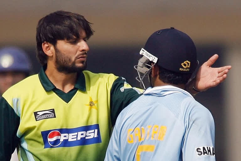 Waqar Younis urges Afridi and Gambhir to calm down