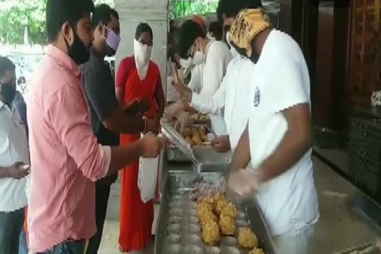 Subsidised sale of Tirupati laddus gets very good response in Hyderabad