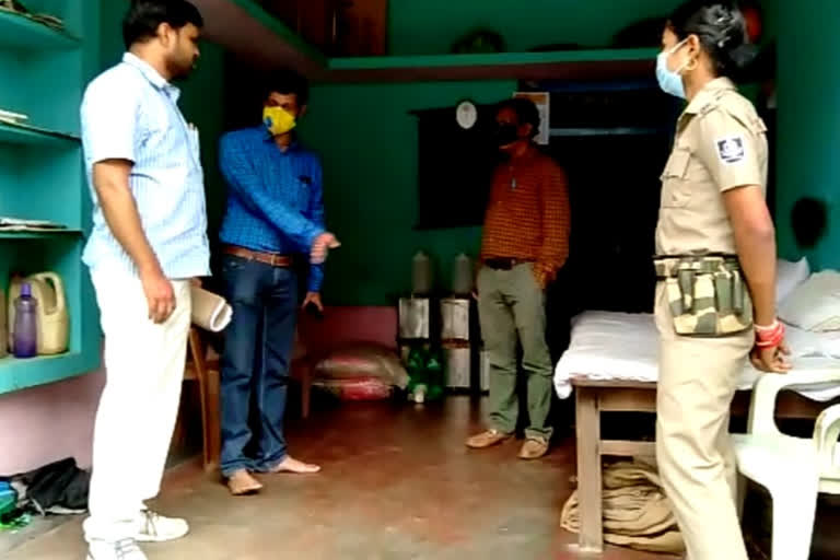 sales tax raid, sales tax raid in patnagarh, bolangir latest news, bolangir sales tax department, sales tax raid in bolangir, ବିକ୍ରି କର ଚଢାଉ, ପାଟଣାଗଡରେ ବିକ୍ରି  କର ଚଢାଉ, ବଲାଙ୍ଗୀର ଲାଟେଷ୍ଟ ନ୍ୟୁଜ୍‌, ବଲାଙ୍ଗୀର ବିକ୍ରି କର ବିଭାଗ, ବଲାଙ୍ଗୀରରେ ବିକ୍ରି କର ଚଢାଉ