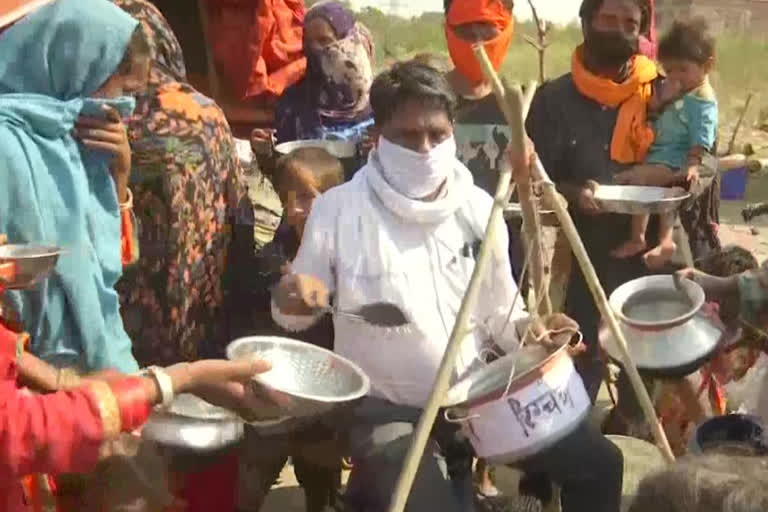 migrant labourers staged a unique demonstration with empty utensils in Amritsar