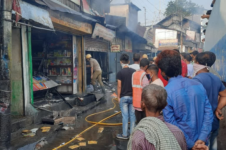 Fire Siliguri West Bengal DI Fund Market fire tenders Siliguri Police Station shops gutted കൊൽക്കത്ത സിലിഗുരി ള ഡിഐ ഫണ്ട് മാർക്കറ്റിൽ തീപിടിത്തം വെസ്റ്റ് ബംഗാൾ സിലിഗുരി പൊലീസ് സ്റ്റേഷൻ